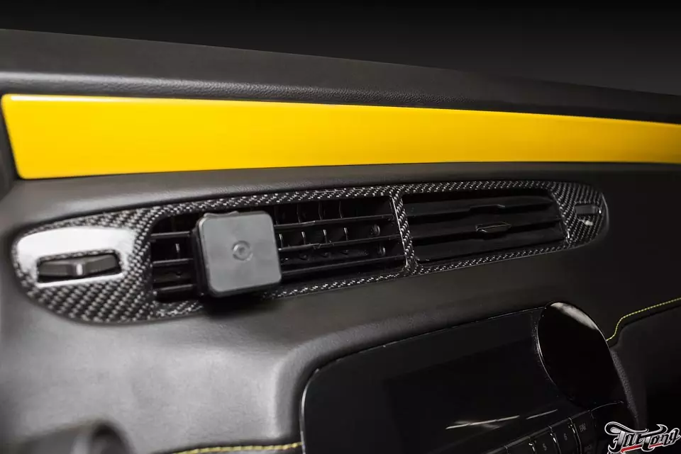 Chevrolet Camaro. Ламинация натуральным карбоном деталей салона. Окрас дверных вставок в цвет кузова. Усиление басового звена.
